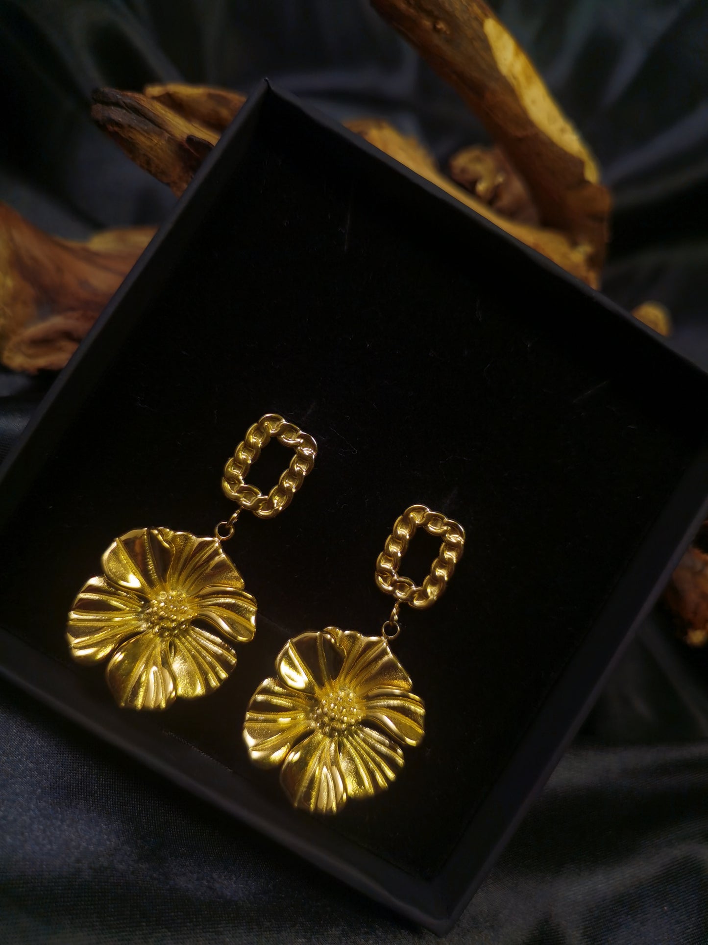 Kubanische quadratische Ohrringe 18 Karat vergoldet Titanstahl 3D Blume GMJE021