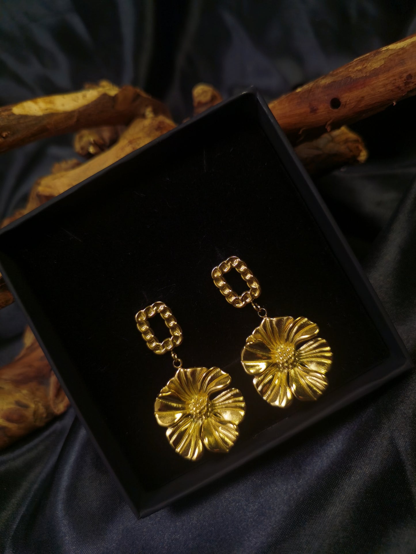 Kubanische quadratische Ohrringe 18 Karat vergoldet Titanstahl 3D Blume GMJE021