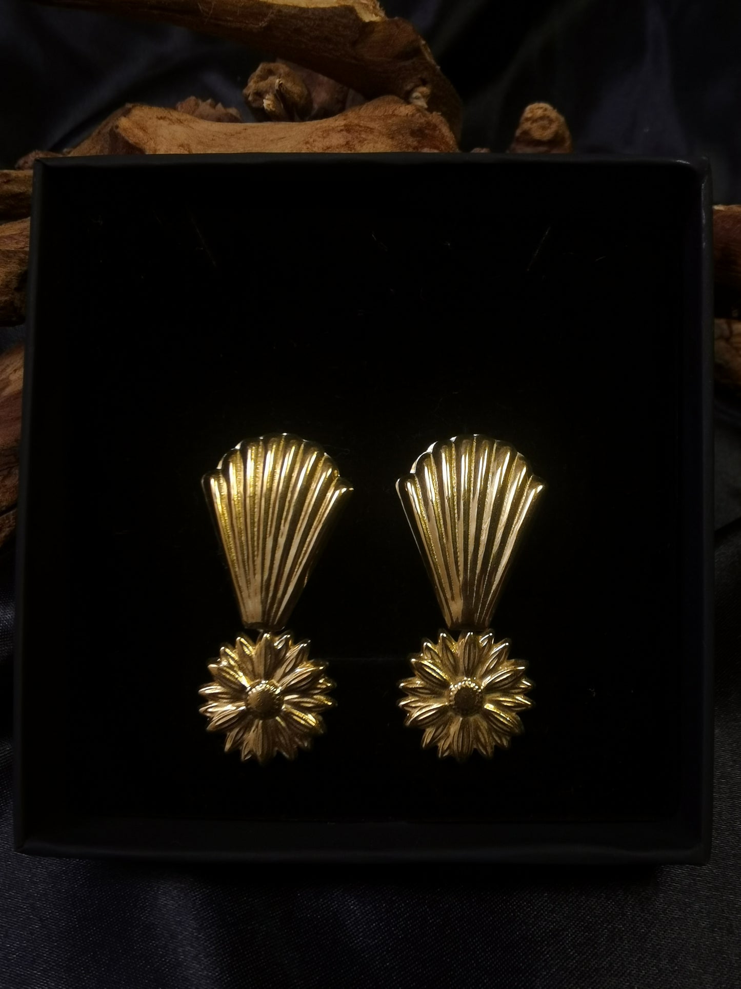 Muschelförmige Ohrringe 18 Karat vergoldet Titanstahl Gänseblümchen-Anhänger GMJE025
