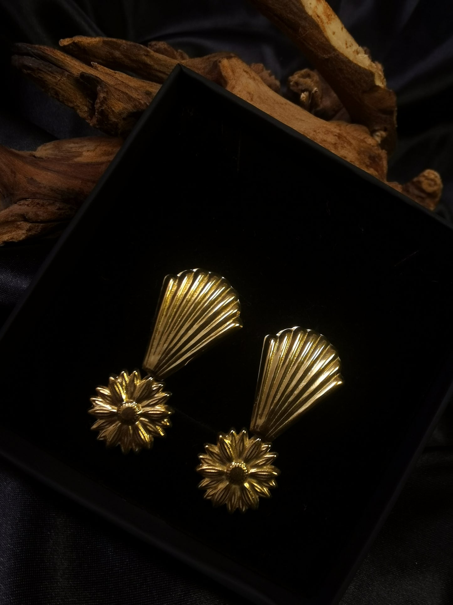 Muschelförmige Ohrringe 18 Karat vergoldet Titanstahl Gänseblümchen-Anhänger GMJE025
