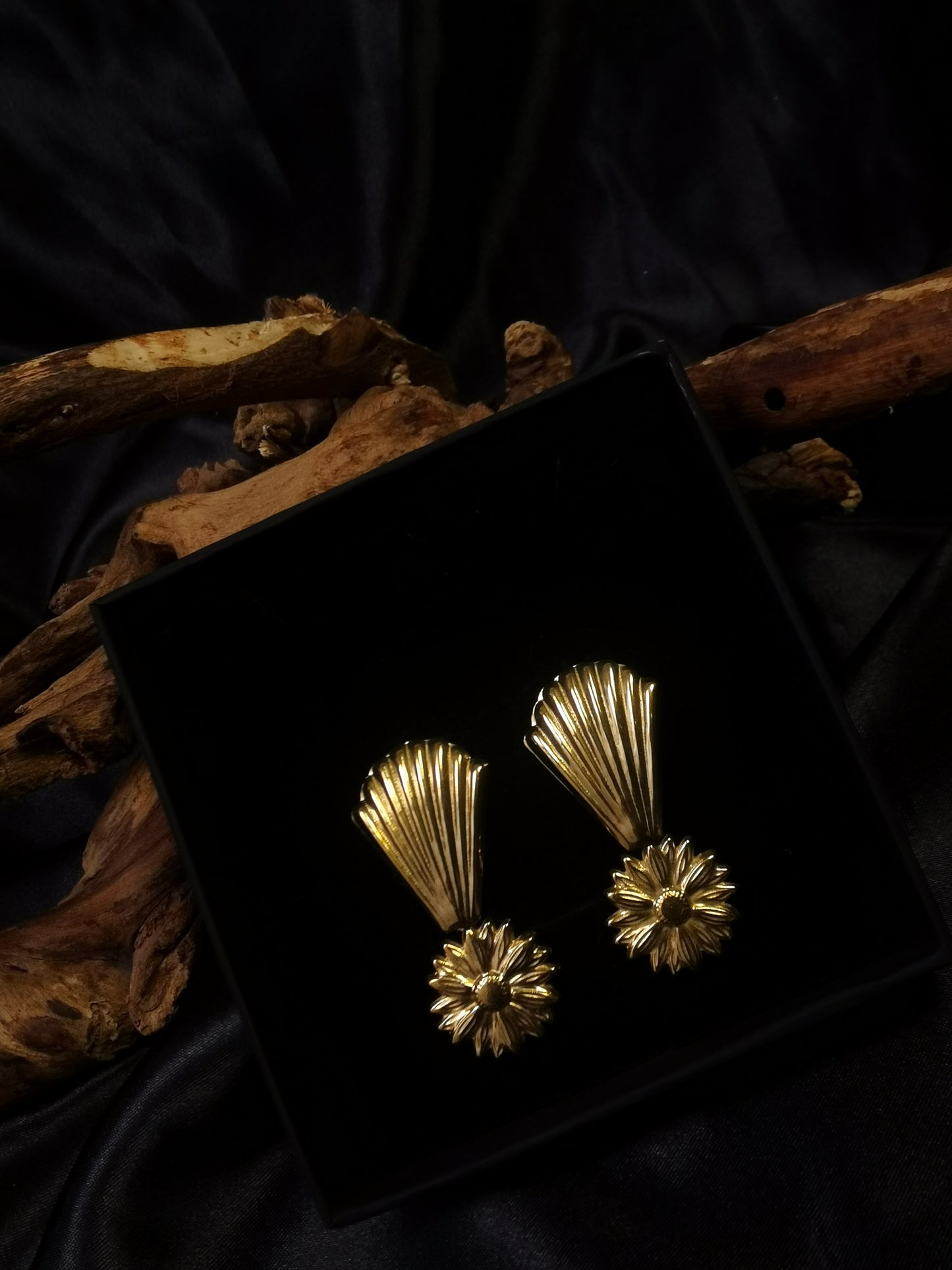 Muschelförmige Ohrringe 18 Karat vergoldet Titanstahl Gänseblümchen-Anhänger GMJE025