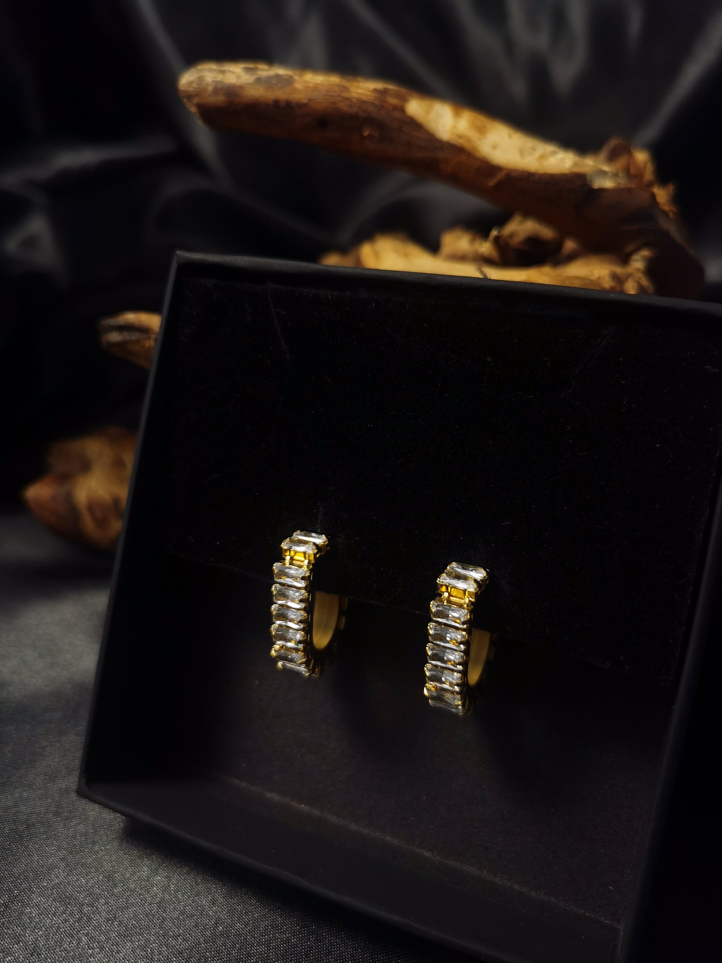 Huggie Zirkon Ohrringe 18 Karat vergoldet Titanstahl GMJE031