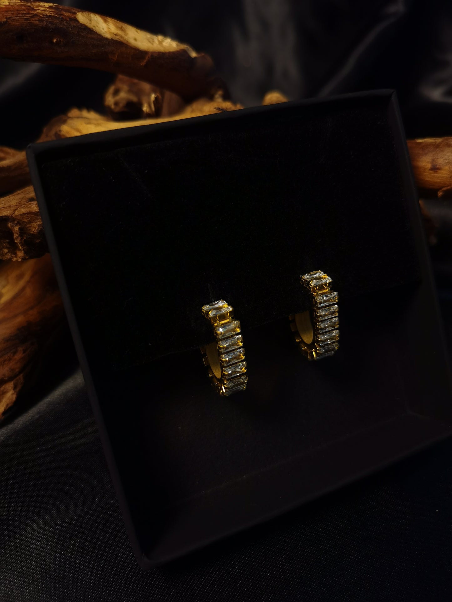 Huggie Zirkon Ohrringe 18 Karat vergoldet Titanstahl GMJE031