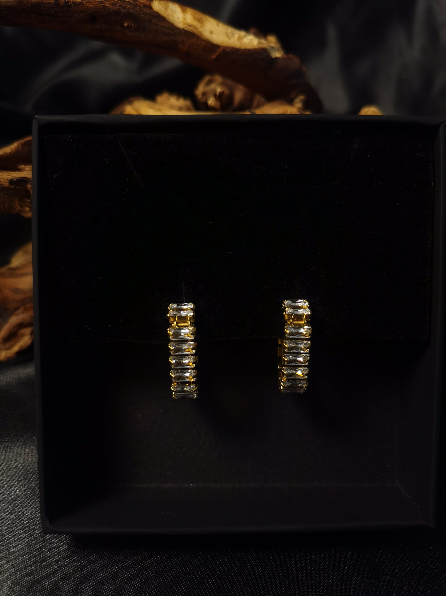 Huggie Zirkon Ohrringe 18 Karat vergoldet Titanstahl GMJE031