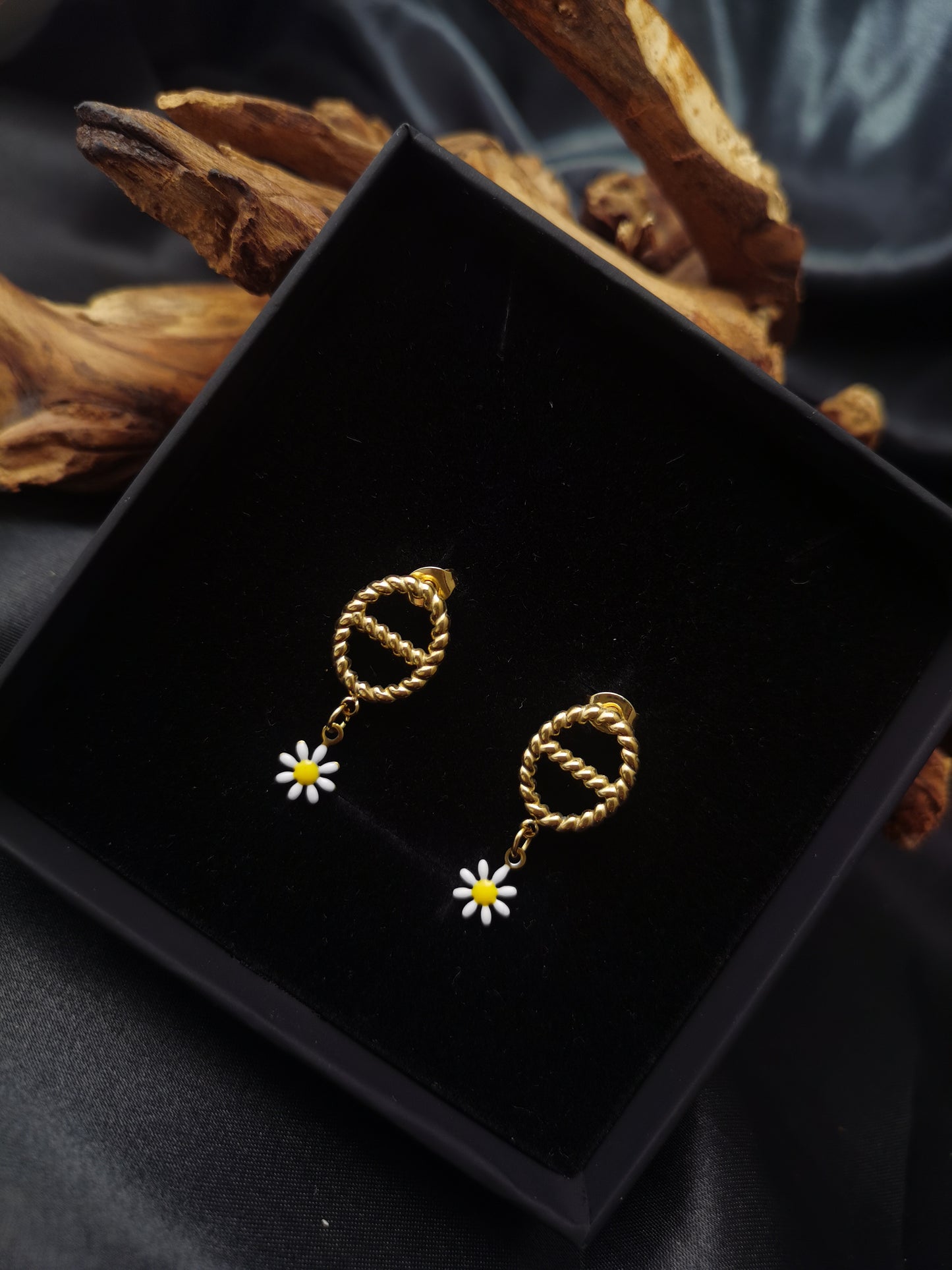 Pig Nose Daisy Ohrringe 18 Karat vergoldeter Titanstahl GMJE008