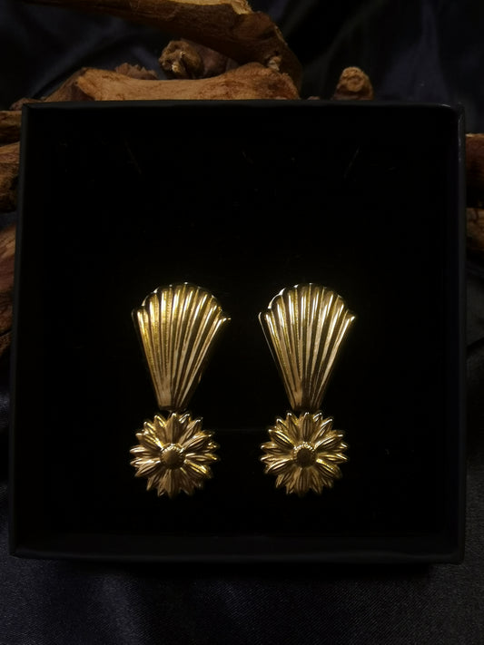 Muschelförmige Ohrringe 18 Karat vergoldet Titanstahl Gänseblümchen-Anhänger GMJE025