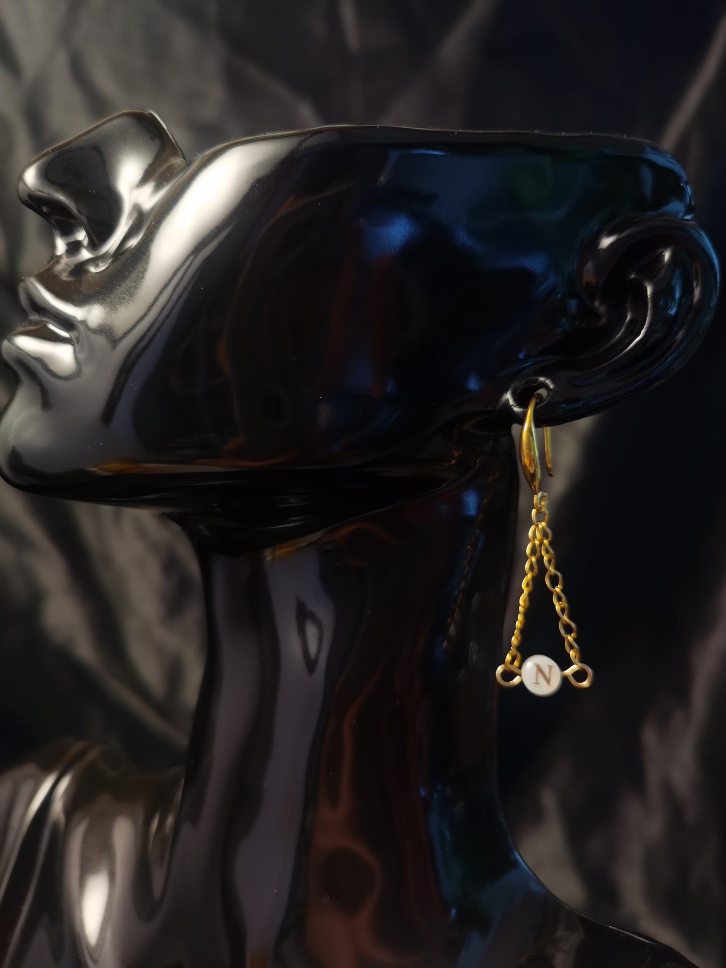 Huggie Initial Ohrringe 18 Karat vergoldet Titan Stahl GMJE038