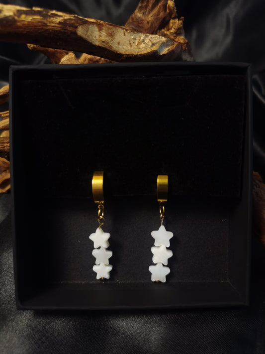 Huggie 3 Shell Stars Earrings 18k gold-plated Titanium Steel GMJE037