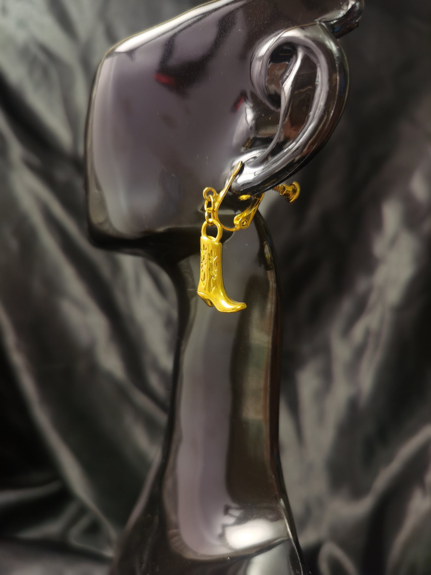 Huggie Cowboy Earrings 18k gold-plated Titanium Steel GMJE042